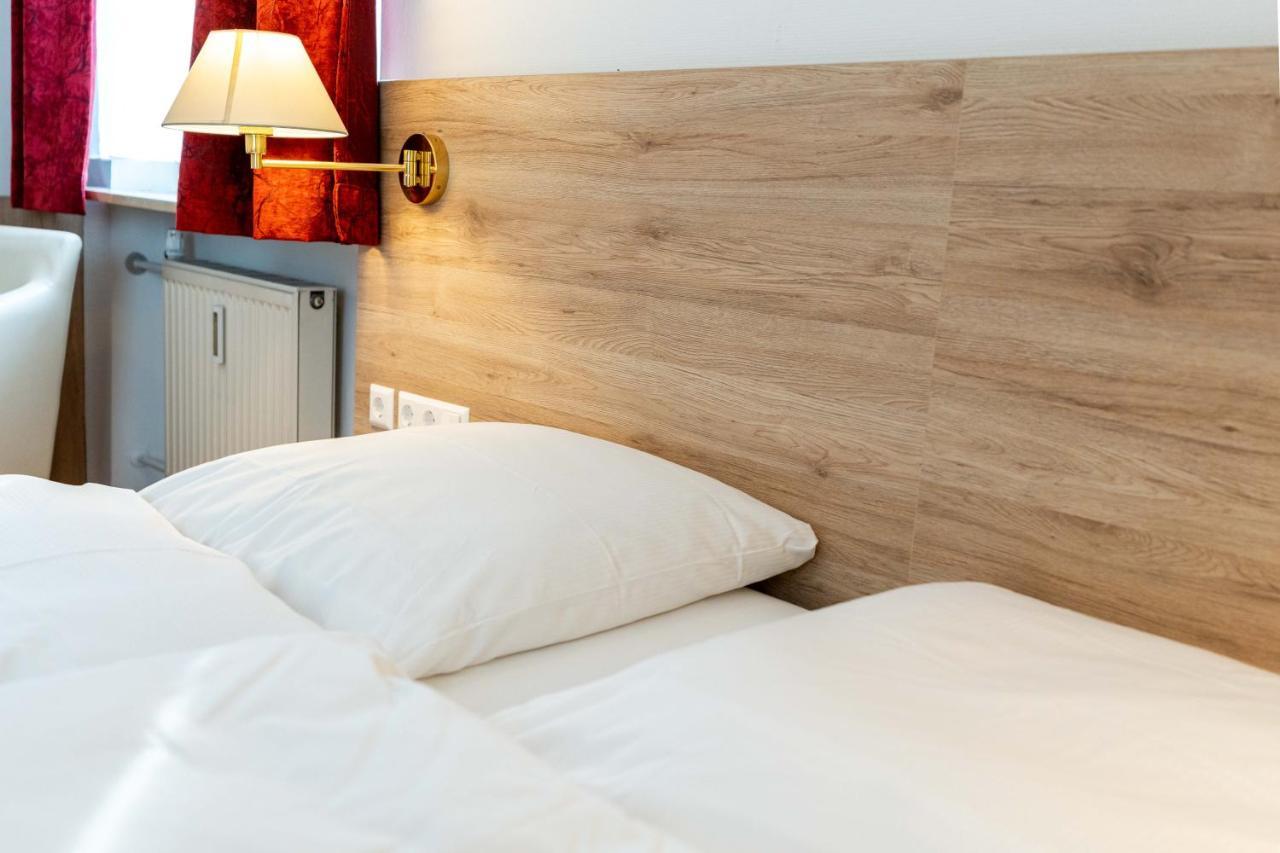 Hotel Am Roemerplatz Ulm Bagian luar foto